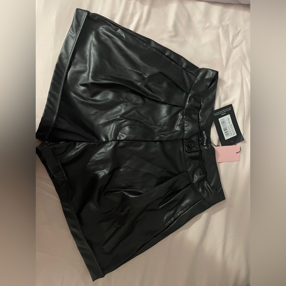 Pretty little thing - black leather short - Picture 1 of 4